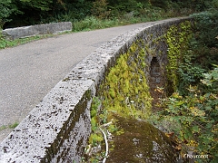 La construction de cette route stratégique a nécessité la construction d'ouvrages d'art